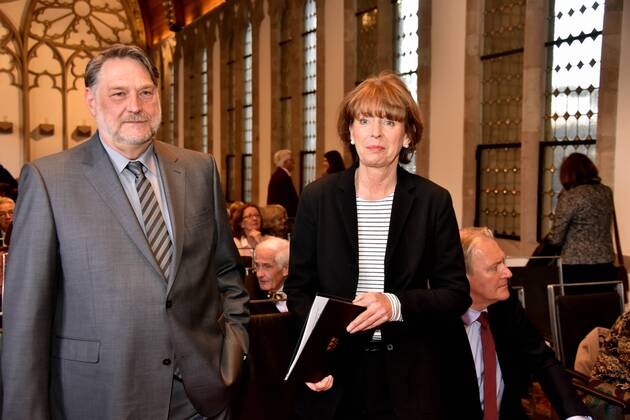 Dr. Günter Herzog, Leiter des Zentralarchiv des internationalen Kunsthandels ZADIK e.V und Henriette Reker, Oberbürgermeisterin der Stadt Köln redet am 26.04.2017 in Köln bei der Verleihung des ART Cologne Preis 2017 vom Bundesverband Deutscher Galerien und Kunsthändler e.V. und der Kölnmesse an Dr. Günter Herzog, Leiter des Zentralarchiv des internationalen Kunsthandels ZADIK e.V. im Hansasaal des historischen Rathaus Köln.