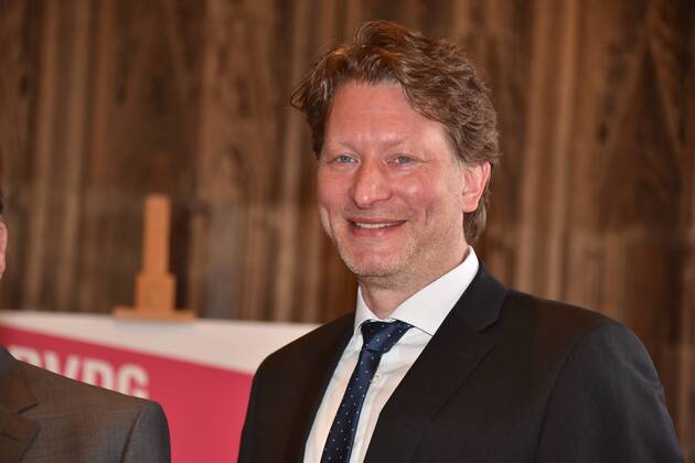Kristian Jarmuschek, Vorsitzender des Bundesverband Deutscher Galerien und Kunsthändler e.V. am 26.04.2017 in Köln bei der Verleihung des ART Cologne Preis 2017 vom Bundesverband Deutscher Galerien und Kunsthändler e.V. und der Kölnmesse an Dr. Günter Herzog, Leiter des Zentralarchiv des internationalen Kunsthandels ZADIK e.V. im Hansasaal des historischen Rathaus Köln.