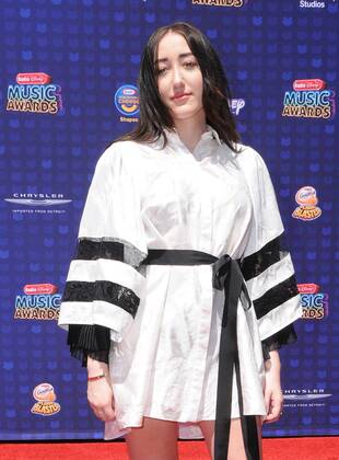 April 29, 2017 - Los Angeles, CA, United States - 29 April 2017 - Los Angeles, California - Noah Cyrus. 2017 Radio Disney Music Awards held at Microsoft Theater in Los Angeles. Photo Credit: AdMedia Los Angeles United States - ZUMAa123 20170429_zaa_a123_183 Copyright: xBirdiexThompsonx