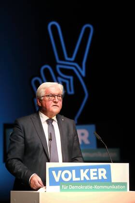 Artikel 1 - Initiative fuer Menschenwuerde e. V. ehrt die Sieger von VOLKER - dem Wettbewerb für Demokratie-Kommunikation - Preisverleihung mit Bundespraesident Dr. Frank-Walter Steinmeier in Berlin am 30.04.2017 Berlin-Mitte: Volksbuehne am Rosa-Luxemburg-Patz - Bundespraesident Dr. Frank-Walter Steinmeier wuerdigt in einer Rede waehrend der Gala die mehr als 250 Einreichungen fuer den Wettbewerb Demokratie-Kommunikation und die Sieger von VOLKER. xKATJPGx