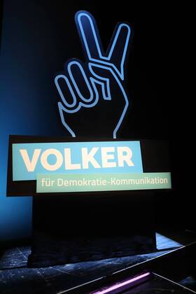 Artikel 1 - Initiative fuer Menschenwuerde e. V. ehrt die Sieger von VOLKER - dem Wettbewerb für Demokratie-Kommunikation - Preisverleihung mit Bundespraesident Dr. Frank-Walter Steinmeier in Berlin am 30.04.2017 Berlin-Mitte: Volksbuehne am Rosa-Luxemburg-Patz - Bundespraesident Dr. Frank-Walter Steinmeier wuerdigt in einer Rede waehrend der Gala die mehr als 250 Einreichungen fuer den Wettbewerb Demokratie-Kommunikation und die Sieger von VOLKER. xKATJPGx
