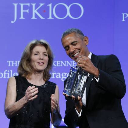 Barack Obama erhält Zivilcourage-Preis in Boston Former U.S. President Barack Obama is presented the 2017 John F. Kennedy Profile In Courage Award by Caroline Kennedy at the John F. Kennedy Library in Boston, Massachusetts on May 7, 2017. Obama is being honored for his enduring commitment to democratic ideals and elevating the standard of political courage in a new century, with specific mention of his expansion of healthcare options, his leadership on confronting climate change and his restoration of diplomatic relations with Cuba.  WAX20170507101 CJxGUNTHER