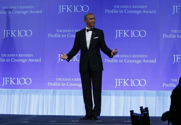 Barack Obama erhält Zivilcourage-Preis in Boston Former U.S. President Barack Obama arrives onstage to be presented the 2017 John F. Kennedy Profile In Courage Award by Caroline Kennedy at the John F. Kennedy Library in Boston, Massachusetts on May 7, 2017. Obama is being honored for his enduring commitment to democratic ideals and elevating the standard of political courage in a new century, with specific mention of his expansion of healthcare options, his leadership on confronting climate change and his restoration of diplomatic relations with Cuba.  WAX20170507109 CJxGUNTHER