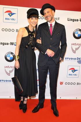 Esther Perbandt mit Begleitung bei der 12. VICTRESS Gala anlaesslich der Verleihung des Victress Award, mit Natalia Woerner, Victress of The Year Award 2017 in Berlin am 08.05.2017