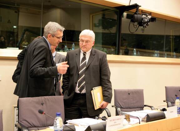 Frank-Walter STEINMEIER (l), SPD , Bundesaussenminister , Federal Minister for Foreign Affairs , und sein Pressesprecher Martin JÄGER nach einer Sitzung Auswaertiger Ausschuss des Europaparlaments . Bruessel , Belgien . 23.01.2007 , , , Bruessel Belgien Copyright: xThomasxKoehxlerx