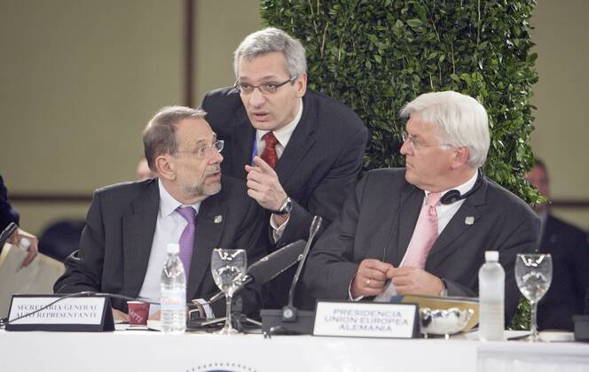Frank-Walter STEINMEIER (r), SPD , Bundesaussenminister, bei der gemeinsamen Sitzung der Aussenminister der Europaeischen Union und des MERCOSUR . Hier mit Javier SOLANA , Generalsekretaer des Rates der Europaeischen Union und Hoher Vertreter fuer die Gemeinsame Außen- und Sicherheitspolitik (l) und AA Pressesprecher Martin Jäger. Steinmeier nimmt in seiner Funktion als Ratsvorsitzender an fuenf Treffen der EU mit lateinamerikanischen Organisationen teil. Santo Domingo Dominikanische Republik , 18.04.2007 , , , Santo Domingo Dominikanische Republik Copyright: xThomasxImox