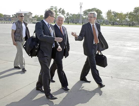 Frank-Walter STEINMEIER , SPD , Bundesaussenminister , Federal Minister for Foreign Affairs , mit Ministerialdirigent Stephan STEINLEIN , (l) Leiter des Leitungstabes und Pressesprecher Martin JÄGER (r) auf dem Flughafen von Islamabad. Islamabad Pakistan , 22.05.2007 , Islamabad Pakistan Copyright: xThomasxImox