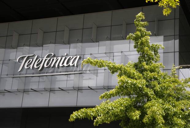 Unternehmen: Telefonica View of Telefonica s headquarters in Madrid, Spain, on 12 May 2017. Telefonica has shut down their computer network after having problems due to a virus. According to the company, they have suffered a ramsonware attack, a virus capable of blocking a computer from a distant location to kidnap documents in order to demand a ransom for them. Telefonica shuts down computers due to virus !ACHTUNG: NUR REDAKTIONELLE NUTZUNG!  Copyright: xMARISCALx 20170512-636301970974340650
