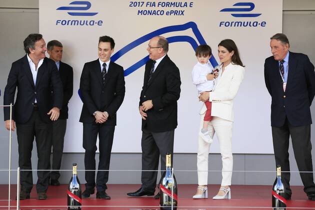 Fürst Albert II von Monaco, Charlotte Casiraghi mit Sohn Raphael und Louis Ducruet bei der Siegerehrung des 2017 Monaco ePrix, Fürstentum Monaco