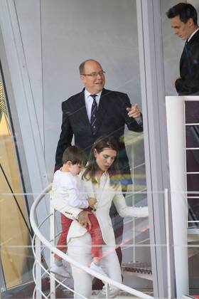Fürst Albert II von Monaco, Charlotte Casiraghi mit Sohn Raphael und Louis Ducruet bei der Siegerehrung des 2017 Monaco ePrix, Fürstentum Monaco