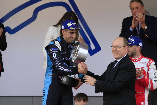 Fürst Albert II von Monaco überreicht dem Sieger Sebastien Buemi die Trophäe des Siegers bei der Siegerehrung des 2017 Monaco ePrix, Fürstentum Monaco