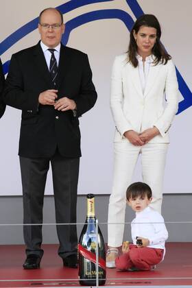 Bilder des Tages Fürst Albert II von Monaco, Charlotte Casiraghi mit Sohn Raphael bei der Siegerehrung des 2017 Monaco ePrix, Fürstentum Monaco