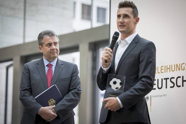 Bundesaussenminister Sigmar Gabriel (l), SPD, steht im Rahmen der Auszeichnung des Deutschen Fußball-Botschafters 2017 gemeinsam mit Miroslav Klose auf der Buehne. 16.05.2017, Berlin. Berlin Deutschland Copyright: xIngaxKjerx