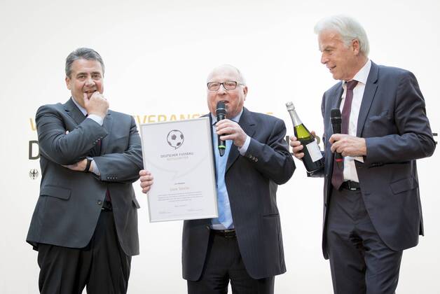 Themen der Woche Bilder des Tages Bundesaussenminister Sigmar Gabriel (l-r), SPD, steht im Rahmen der Auszeichnung des Deutschen Fußball-Botschafters 2017 gemeinsam mit Uwe Seeler und Rainer Holzschuh auf der Buehne. 16.05.2017, Berlin. Berlin Deutschland Copyright: xIngaxKjerx