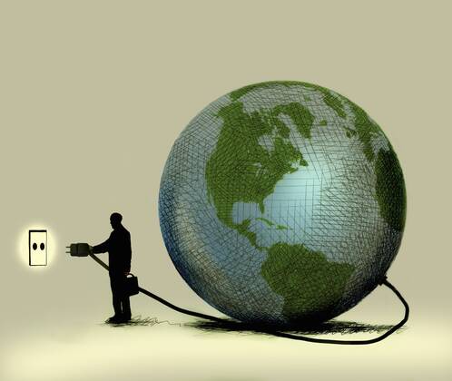 Mann verbindet einen Globus mit einer Steckdose  Copyright: xGaryxWatersx 31591356