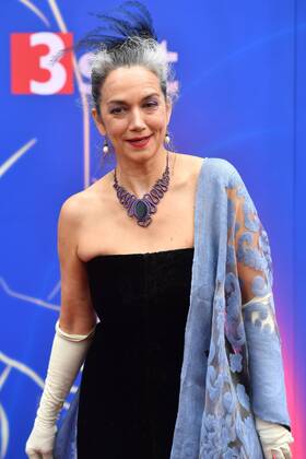 Irina WANKA (Schauspielerin), Einzelbild,angeschnittenes Einzelmotiv,Halbfigur,halbe Figur. Roter Teppich,Red Carpet,Bayerischer Fernsehpreis 2017 am 19.05.2017.