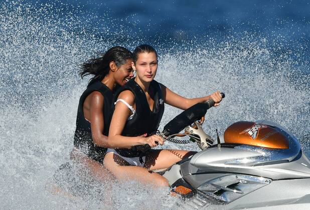 Entertainment Bilder der Woche Themen der Woche Bilder des Tages Apart from 70th Cannes Film Festival - Bella Hadid enjoys a ride on a jet ski with a friend Bella Hadid Cannes France 519220