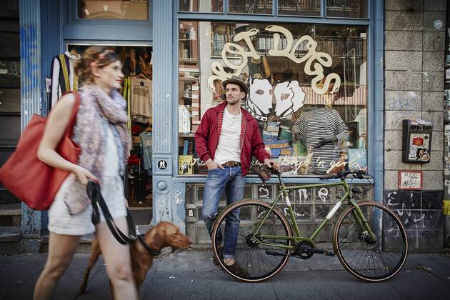 IMAGO Creative, Urban Lifestyle Germany, Hamburg, St. Pauli, Man with bicycle waiting in front of vintage shop, woman with dog coming out model released Symbolfoto property released  RORF00823