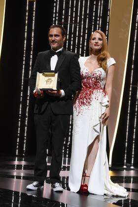 218098 Serge Arnal Starface 2017-05-28 Cannes France 70eme Festival International du Film de Cannes. Ceremonie. 70th International Cannes Film Festival. Closing ceremony Binoche, Juliette; Phoenix, Joaquin  Copyright: xSergexArnalx xStarfacex STAR_218098_026