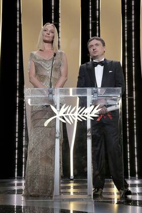 70eme Festival du Film de Cannes - Ceremonie de cloture. Photo: Laurent Guerin E Press Photo Uma Thurman;Cristian Mungiu Cannes France  521781