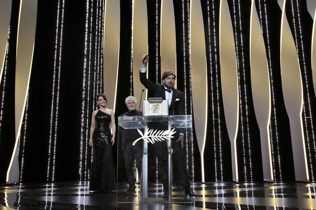 70eme Festival du Film de Cannes - Ceremonie de cloture. Photo: Laurent Guerin E Press Photo Juliette Binoche;Pedro Almodovar;Ruben Ostlund Cannes France  521781