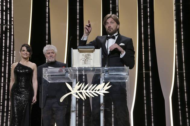 70eme Festival du Film de Cannes - Ceremonie de cloture. Photo: Laurent Guerin E Press Photo Juliette Binoche;Pedro Almodovar;Ruben Ostlund Cannes France  521781
