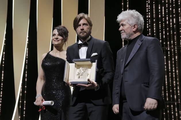 70eme Festival du Film de Cannes - Ceremonie de cloture. Photo: Laurent Guerin E Press Photo Juliette Binoche;Pedro Almodovar;Ruben Ostlund Cannes France  521781