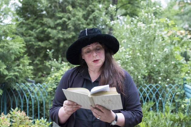 Sommerfest im Brecht-Haus Deutschland, Berlin, 10.06.2017, Geisterstunde auf dem Dorotheenstädtischen Friedhof: Annett Gröschner liest am Grab von Arnold Zweig, Â