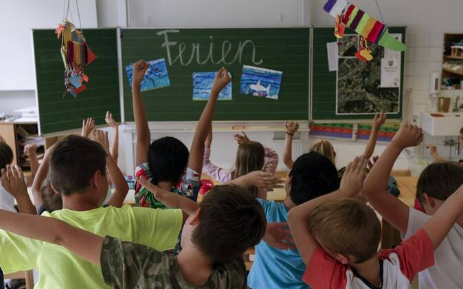 AUT, 2017-06-14, THEMENBILD BILDUNG SCHULE - FEATURES ZUM SCHULSCHLUSS UND FERIEN, rights managed: JUBELENDE KINDER ZU SCHULSCHLUSS ;