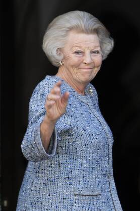 14-06-2017 Amsterdam Princess Beatrix arriving for the award ceremony of the silver carnation ( zilveren anjers) of the Prince Bernard culturefoundation at the royal palace in Amsterdam. The silver carnation is annually awarded to individuals who voluntarily worked for culture and nature conservation.  Copyright: xppex