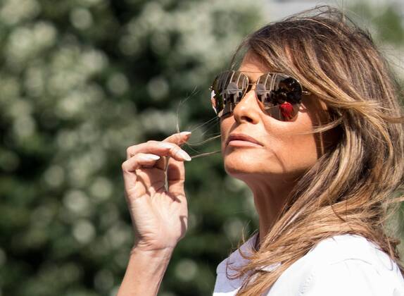 June 18, 2017 - Washington, DC, United States - First Lady Melanie Trump, with the refletion of her 11-year-old son Barron in her sunglasses, walks across the South Lawn of the White House, on Father s Day, Sunday, June 18, 2017. The First Family was returning from a weekend at Camp David. (Photo by ) Washington United States - ZUMAn230 20170618_zaa_n230_788 Copyright: xCherissxMayx