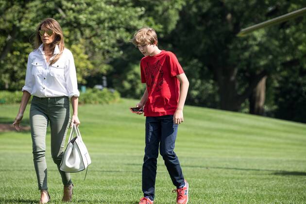 June 18, 2017 - Washington, DC, United States - First Lady Melanie Trump, and her 11-year-old son Barron, walk across the South Lawn of the White House, on Father s Day, Sunday, June 18, 2017. The First Family was returning from a weekend at Camp David. (Photo by ) Washington United States - ZUMAn230 20170618_zaa_n230_781 Copyright: xCherissxMayx