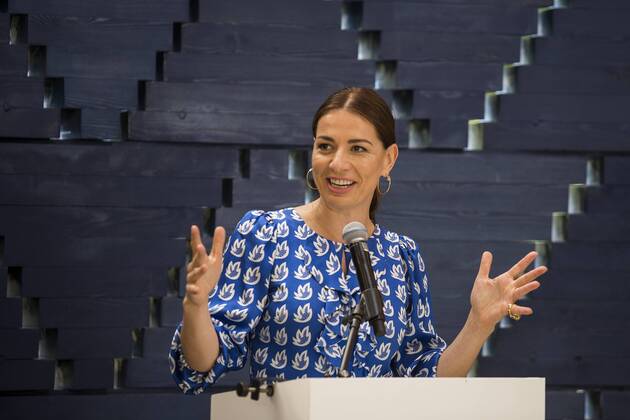 Francis Kere, Serpentine Pavilion 2017, London, UK London, UK. 20 June 2017. Pictured: Yana Peel, CEO, Serpentine Galleries. Diebedo Francis Kere, the award-winning architect from Gando, Burkina Faso, has designed the Serpentine Pavilion 2017, next to the Serpentine Gallery in Kensington Gardens. Kere leads the Berlin-based practice Kere Architecture. He is the 17th architect to accept the Serpentine Gallery s invitation to design a temporary Pavilion in its grounds. The Pavilion is open to the public from 23 June to 8 October 2017.