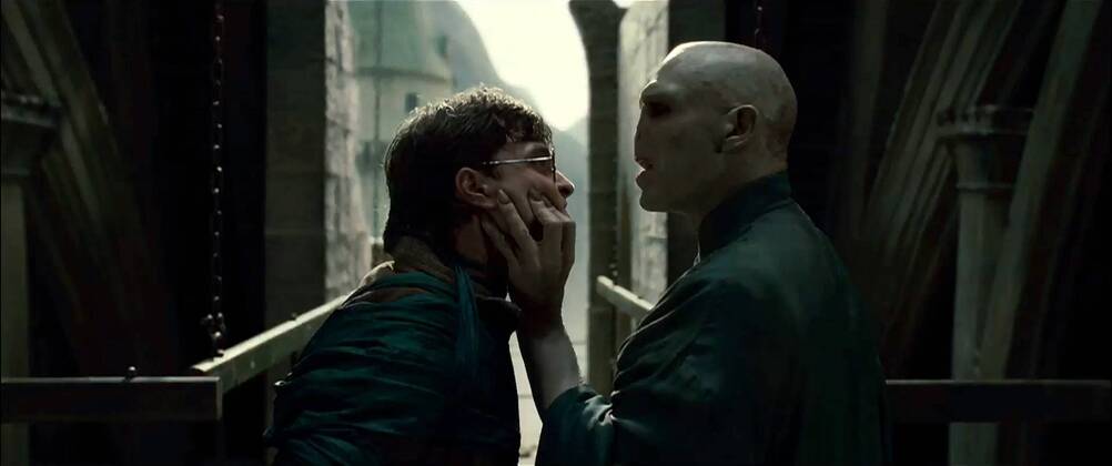 (L-r) DANIEL RADCLIFFE as Harry Potter and RALPH FIENNES as Lord Voldemort in Warner Bros. Pictures? fantasy adventure HARRY POTTER AND THE DEATHLY HALLOWS ? PART 2, a Warner Bros. Pictures release. Copyright: xPhotoxcourtesyxofxWarnerxBros.xPx 31003_027