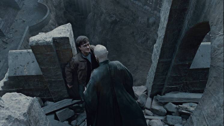 (L-r) DANIEL RADCLIFFE as Harry Potter and RALPH FIENNES as Lord Voldemort in Warner Bros. Pictures? fantasy adventure HARRY POTTER AND THE DEATHLY HALLOWS ? PART 2, a Warner Bros. Pictures release. 31003_099