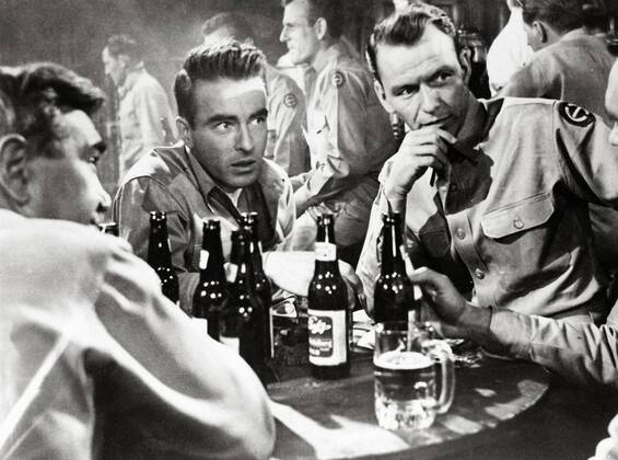 OSCARS. Bester Nebendarsteller. Preisträger 1951-1960 Frank Sinatra and Montgomery Clift From Here to Eternity 1953 Columbia Hollywood CA USA  Copyright: xThexLegacyxCollectionx 31780_818