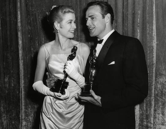 OSCARS. Bester Hauptdarsteller. Preisträger 1951-1960 Grace Kelly and Marlon Brando at the 27th Annual Academy Awards, 1955 Hollywood CA USA  Copyright: xThexLegacyxCollectionx 31955_625HA