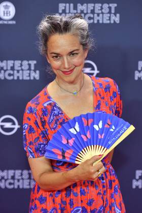 Irina WANKA (Schauspielerin), Einzelbild,angeschnittenes Einzelmotiv,Halbfigur,halbe Figur. Roter Teppich,Red Carpet,Eroeffnung Filmfest Muenchen am 22.06.2017.