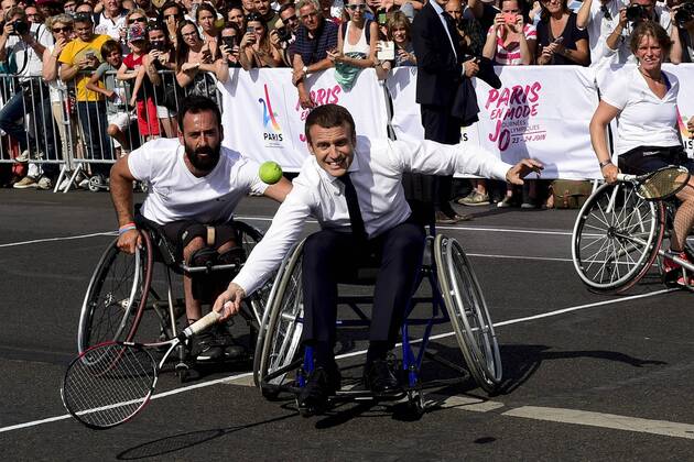 Bilder des Tages Emmanuel Macron - president de la Republique jouant au tennis en fauteuil Handisport avec Marion Bartoli - Fabrice Santoro - Charlotte Famin - Mickael Jeremiaz et Lucas Pouille NEWS : Paris en Mode JO - 24 06 2017 JBAutissier Panoramic