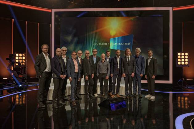 27. Deutscher Kamerapreis. Preisverleihung in Köln. Foto: Im Studio BS1 in Köln Bocklemünd. Gruppenfoto vor der Preisverleihung von links nach rechts: Joe Berger, Chris Wright, Attila Boa, Börres Weiffenbach, Christoph Augenstein (Geschäftsführer Deutscher Kamerapreis), Jo Heim, Adolf Winkelmann (Jurypräsident), Johannes Louis, Maximilian Pittner, Felix Striegel, David Wieching, Christoph Krauss und Wolfgang Schick. Köln Nordrhein-Westfalen Deutschland