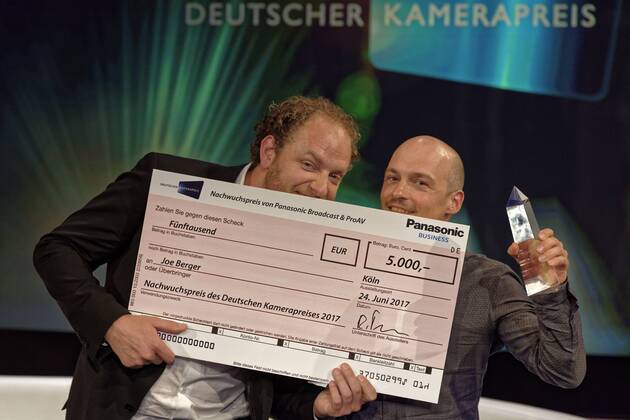 27. Deutscher Kamerapreis. Preisverleihung in Köln. Foto: Im Studio BS1 in Köln Bocklemünd. Nach der Preisverleihung: Die beiden Preisträger Joe Berger (links) und Johannes Louis. Köln Nordrhein-Westfalen Deutschland