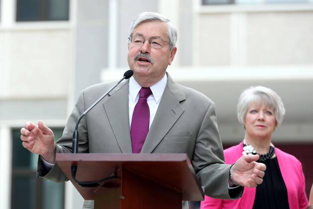 (170628) -- BEIJING, June 28, 2017 -- U.S. Ambassador to China Terry Branstad (L) speaks to the media at his residence in Beijing, capital of China, June 28, 2017. )(wsw) CHINA-BEIJING-AMBASSADOR TO CHINA-MEDIA (CN) ZhangxYuwei 