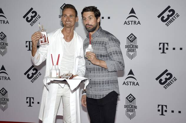Tom Beck und Statist Florian bei der Verleihung des 13th Street Shocking Short Award 2017 im Rahmen des 35. Filmfest München 2017 in der Serologischen Klinik für Nervenkitzel. München, 27.06.2017 Foto:xP.xSchönbergerx xFuturexImage
