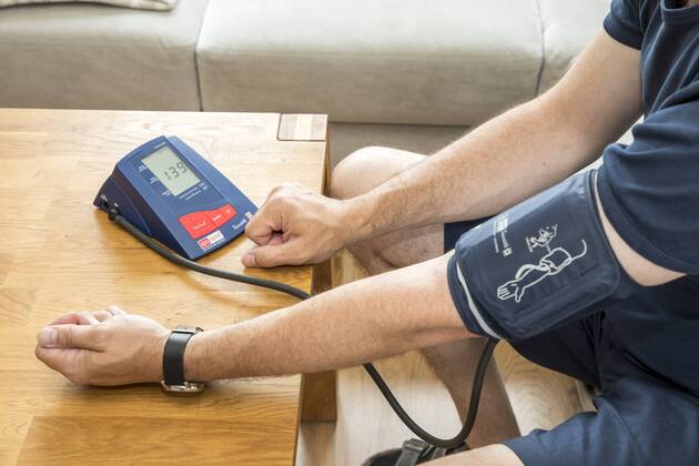 Blutdruckmessung, mit einem automatischen Oberarm Blutdruckmessgerät,