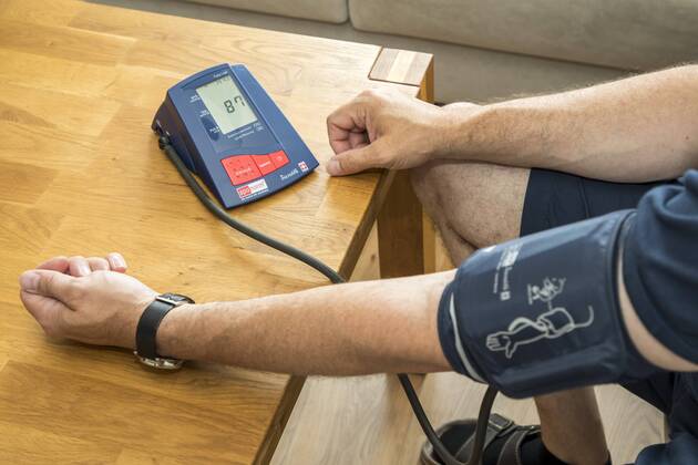 Blutdruckmessung, mit einem automatischen Oberarm Blutdruckmessgerät,