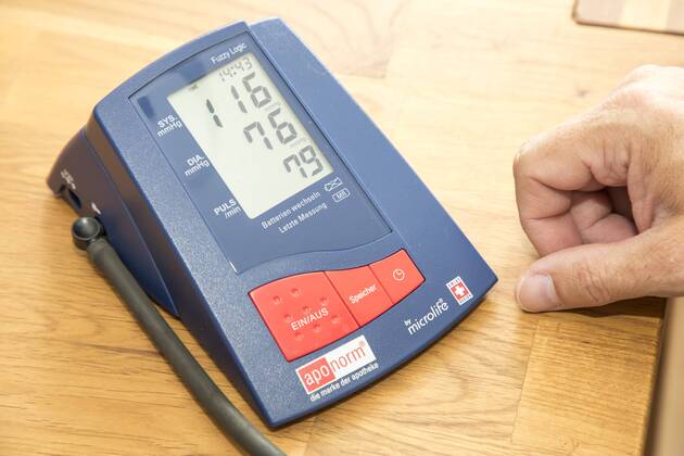 Blutdruckmessung, mit einem automatischen Oberarm Blutdruckmessgerät,