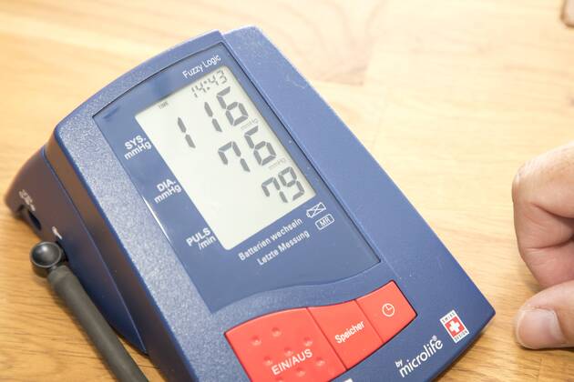 Blutdruckmessung, mit einem automatischen Oberarm Blutdruckmessgerät,