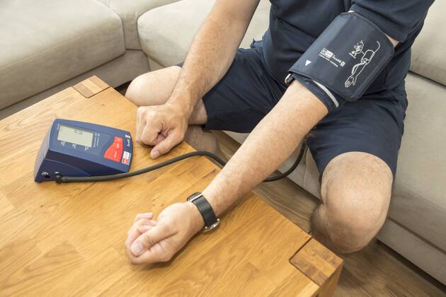 Blutdruckmessung, mit einem automatischen Oberarm Blutdruckmessgerät,