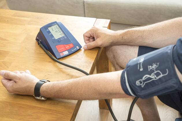 Blutdruckmessung, mit einem automatischen Oberarm Blutdruckmessgerät,
