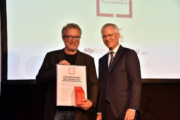 Jörg Will, ifp - Institut für Personal- und Unternehmensberatung, überreicht Gerhard Veeck (l) den Preis KulturManager des Jahres für das Management des Stadtgarten , der im vergangenen Jahr von der Bundesregierung zur Spielstätte des Jahres ernannt wurde: mit über 400 Konzerten jährlich gehört der Stadtgarten zu den bedeutendsten Veranstaltungsorten für Musik in Nordrhein-Westfalen am 29.06.2017 in Köln bei der Verleihung des 8. Kölner Kulturpreis. Der Kölner Kulturpreis ist eine Auszeichnung des Kölner Kulturrates. Er würdigt die Leistungen des Vorjahres.